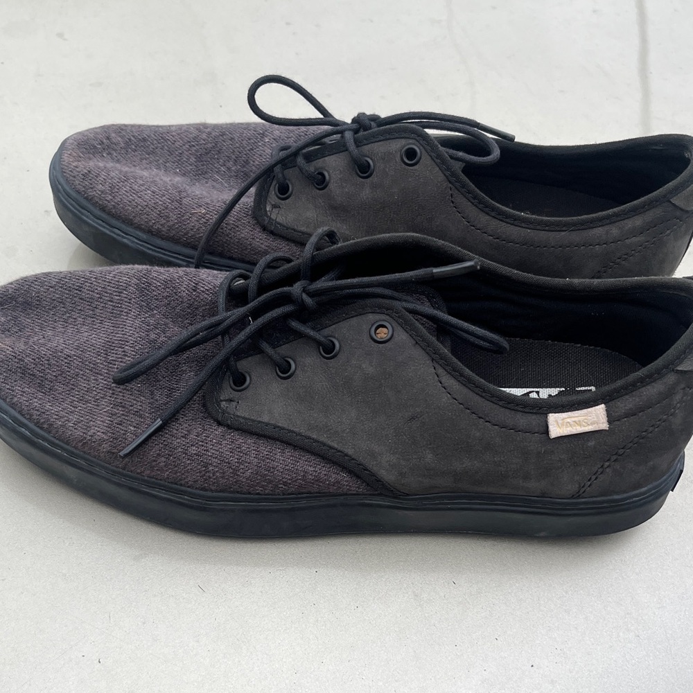 Vans Men’s Black and Dark Gray Low-Top Lace-Up Sneakers sz10